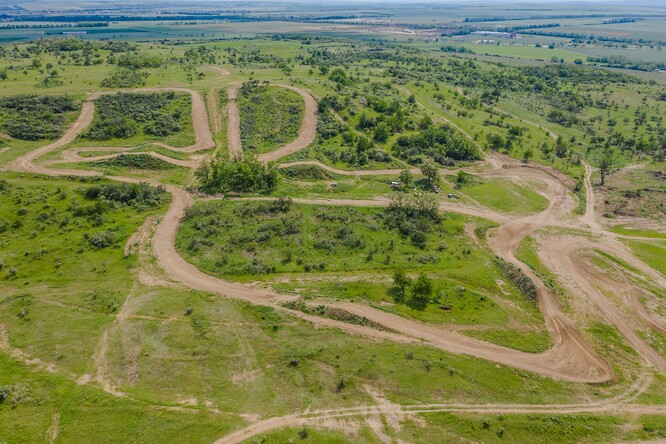 Narušování drnu se coby péče již několik let úspěšně praktikuje v přírodní památce Načeratický kopec u Znojma. Jízdy na motokrosové dráze se v tomto opuštěném vojenském prostoru řídí pokyny ochránců přírody.